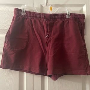 🐮Maroon colored shorts with pockets🐮